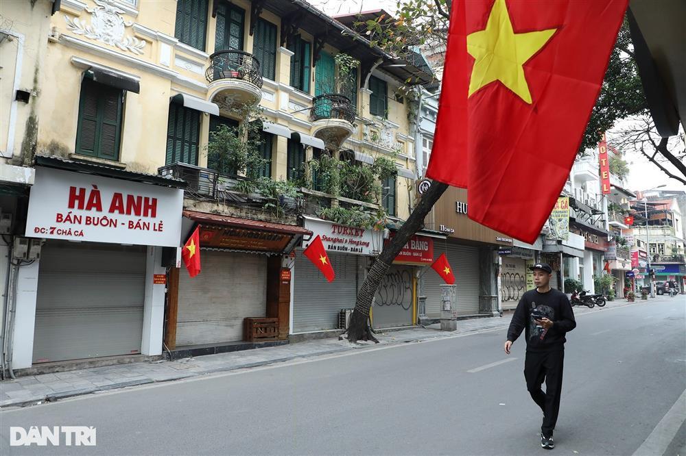 Không khí sáng mùng một: Hà Nội vắng vẻ, sâu lắng trong sắc hoa đào-6