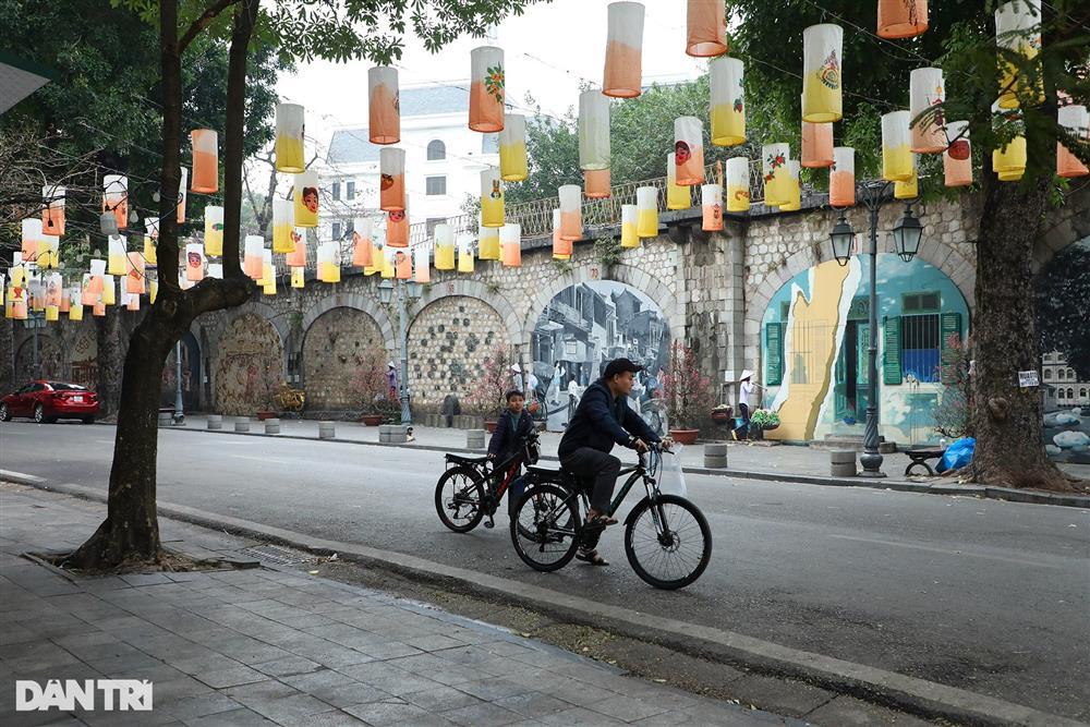 Không khí sáng mùng một: Hà Nội vắng vẻ, sâu lắng trong sắc hoa đào-8