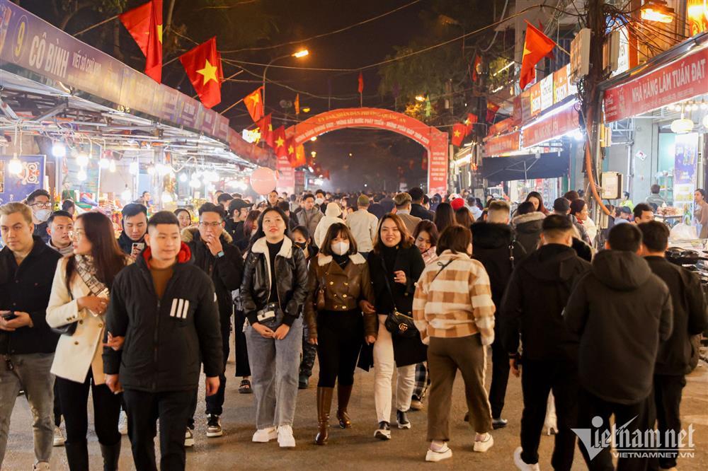 Người Hà Nội chen chân đi lễ sau giao thừa-1