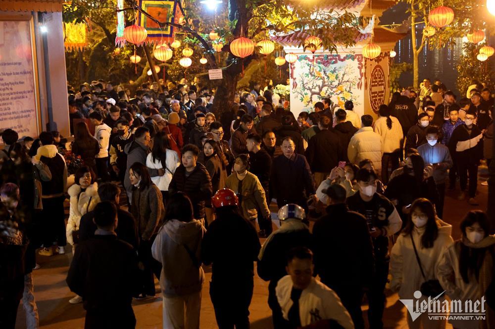 Người Hà Nội chen chân đi lễ sau giao thừa-10