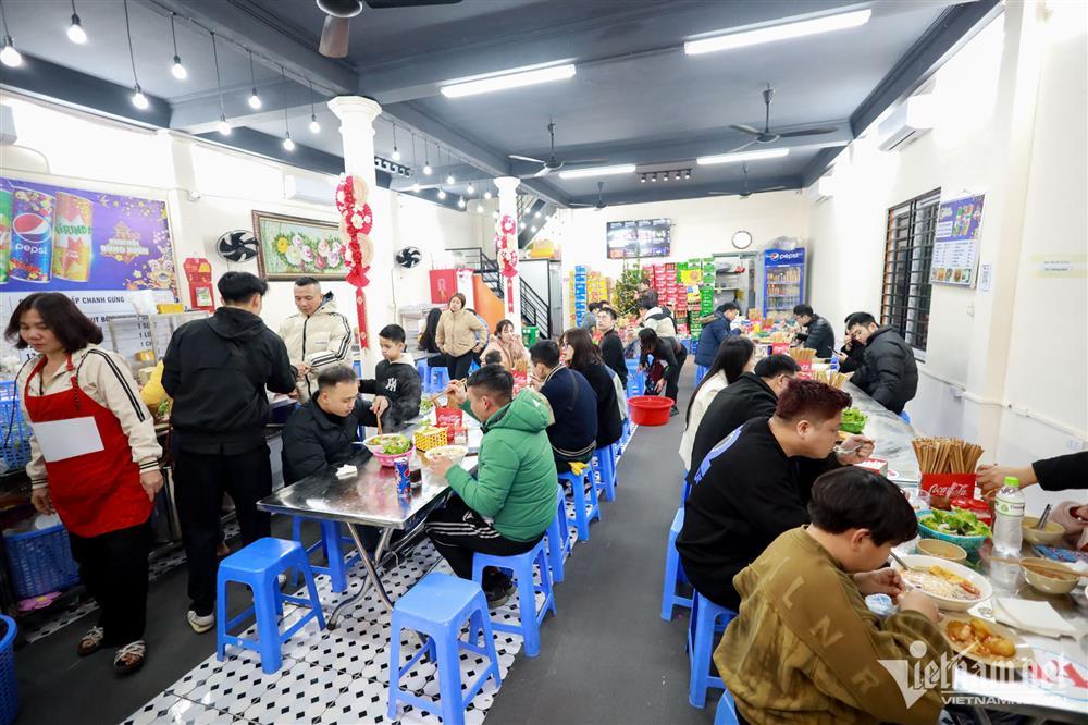 Người Hà Nội chen chân đi lễ sau giao thừa-11