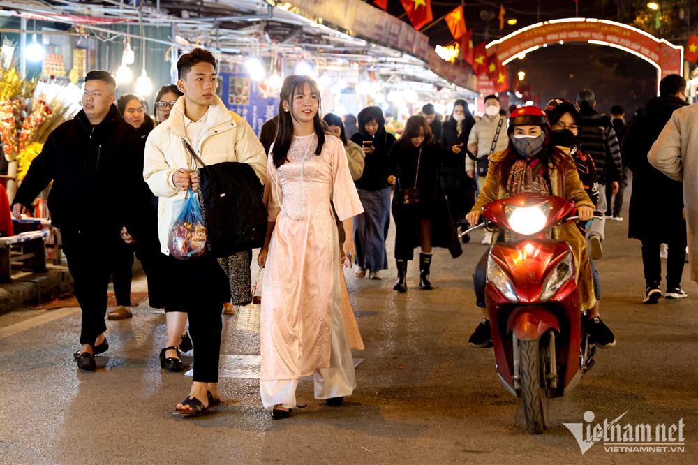 Người Hà Nội chen chân đi lễ sau giao thừa-2