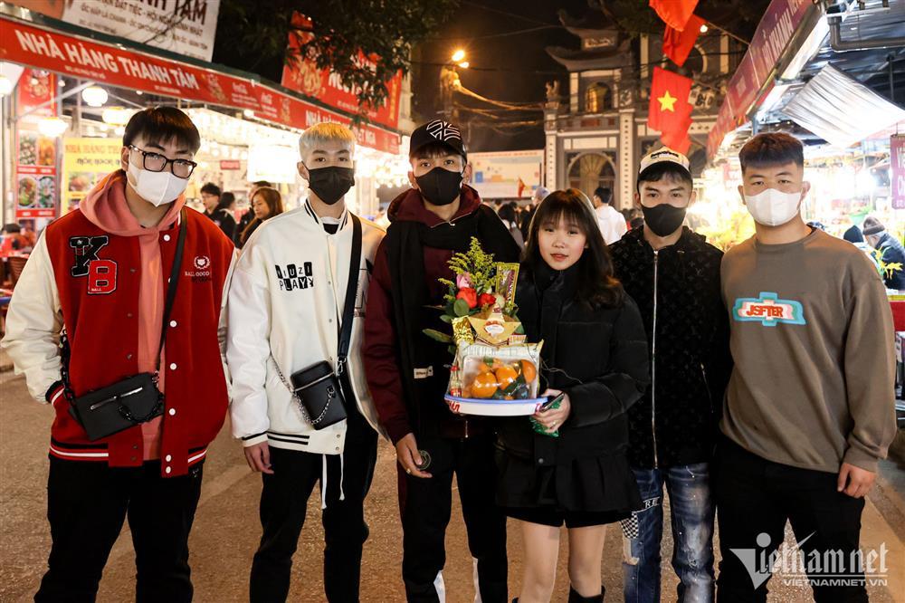 Người Hà Nội chen chân đi lễ sau giao thừa-3