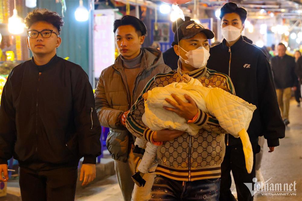 Người Hà Nội chen chân đi lễ sau giao thừa-4