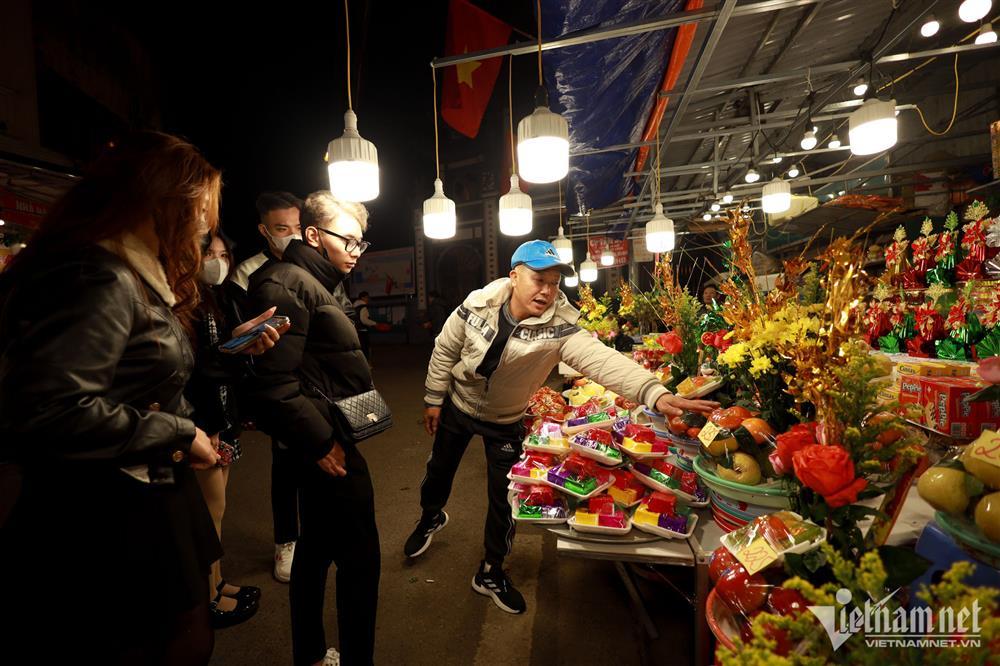 Người Hà Nội chen chân đi lễ sau giao thừa-5