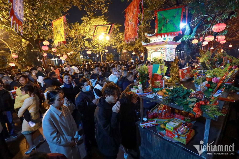 Người Hà Nội chen chân đi lễ sau giao thừa-6