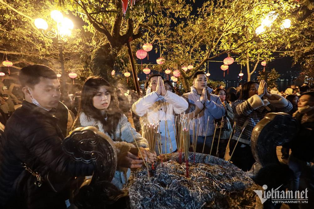 Người Hà Nội chen chân đi lễ sau giao thừa-7