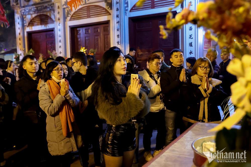 Người Hà Nội chen chân đi lễ sau giao thừa-8