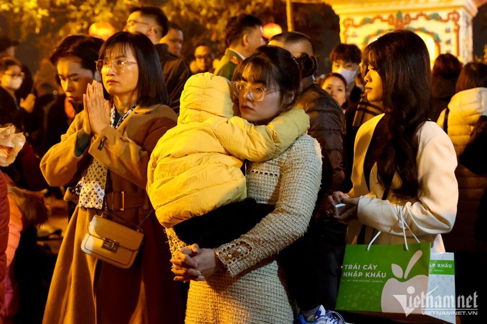 Người Hà Nội chen chân đi lễ sau giao thừa-9