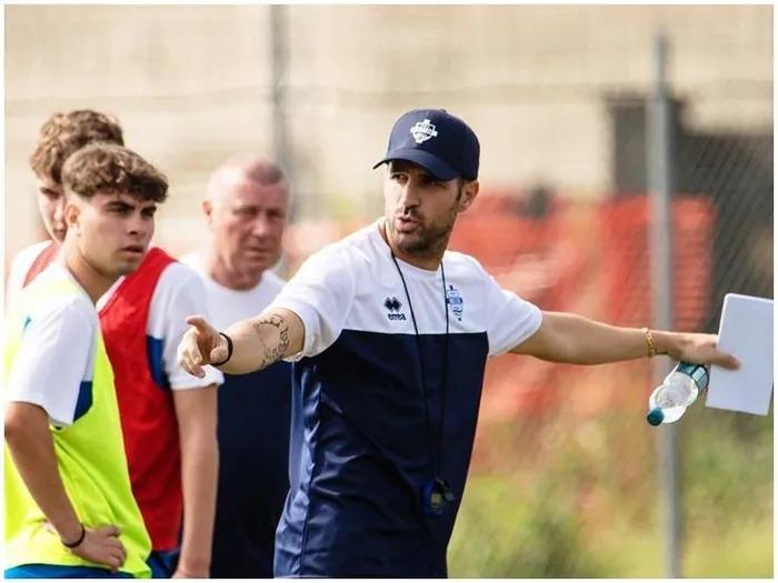 Cựu tiền vệ tài hoa, thân với Messi, lấy vợ hơn 12 tuổi giờ ra sao sau giải nghệ?-2