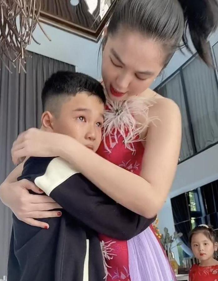 Người thân khóc nức nở khi gặp lại Ngọc Trinh ngày Tết-1