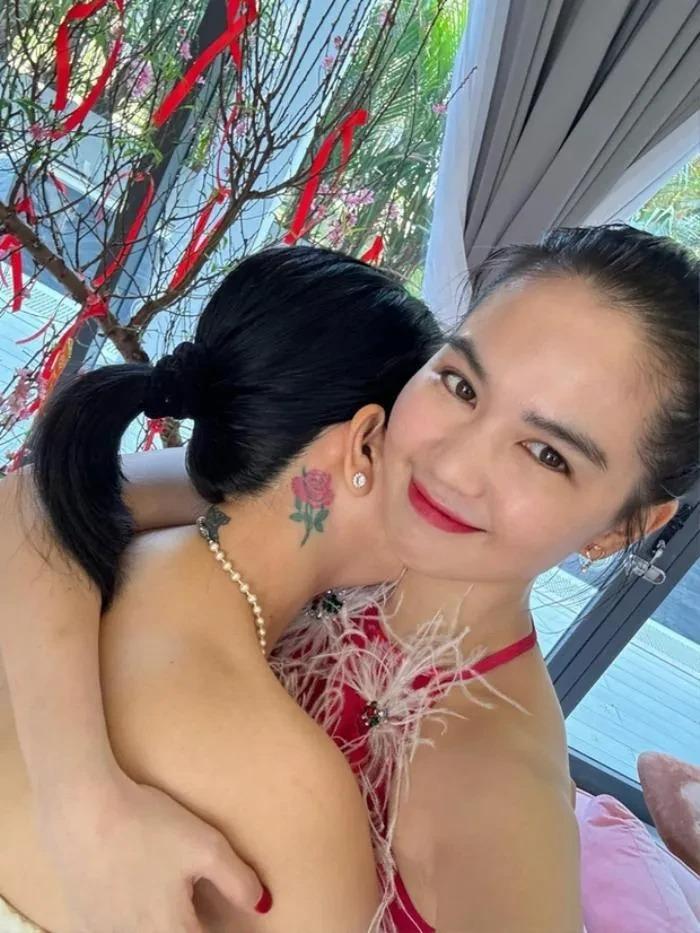 Người thân khóc nức nở khi gặp lại Ngọc Trinh ngày Tết-2