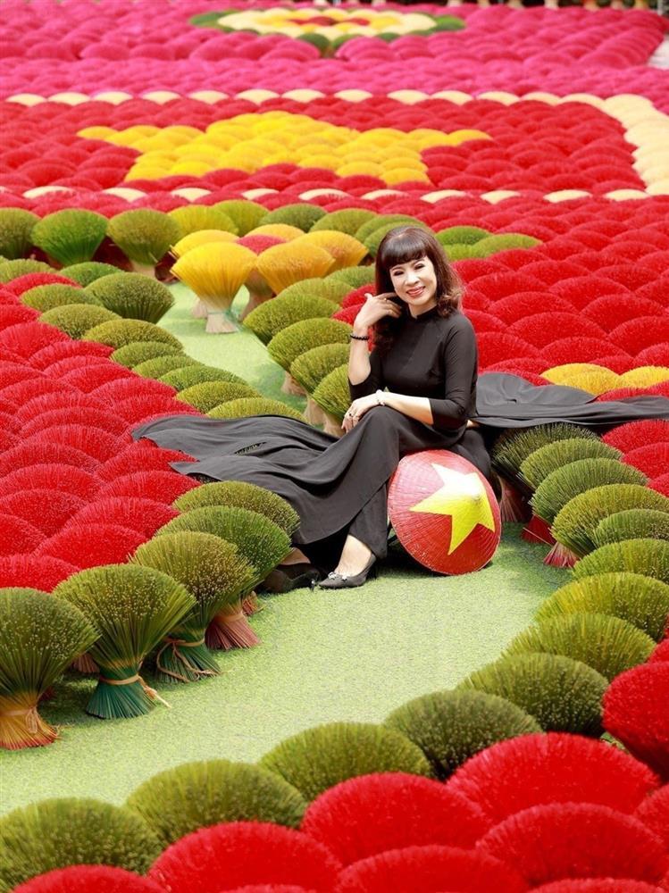 Ngỡ ngàng sắc vóc lão hóa ngược tuổi U60 - U70 của các bà mẹ sao Việt, mẹ Hà Hồ còn tự tin diện đồ tắm-11