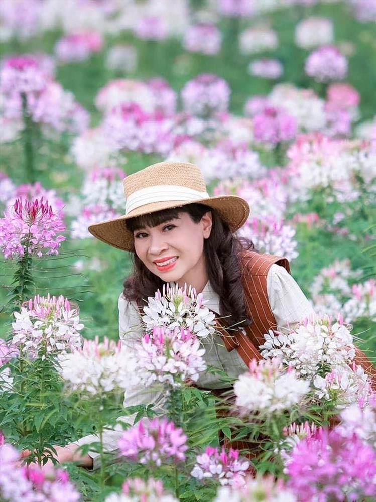 Ngỡ ngàng sắc vóc lão hóa ngược tuổi U60 - U70 của các bà mẹ sao Việt, mẹ Hà Hồ còn tự tin diện đồ tắm-12