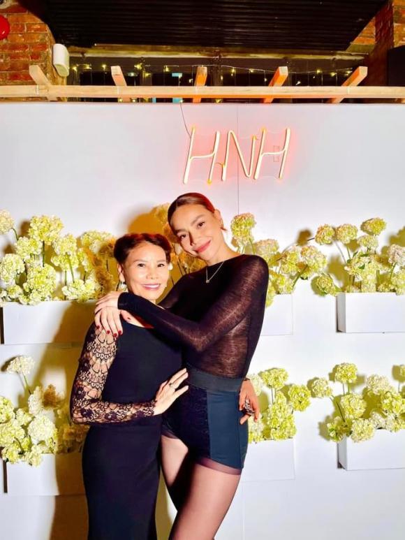 Ngỡ ngàng sắc vóc lão hóa ngược tuổi U60 - U70 của các bà mẹ sao Việt, mẹ Hà Hồ còn tự tin diện đồ tắm-4