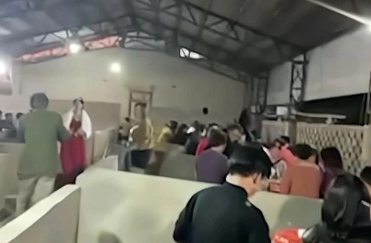 Đám cưới được tổ chức trong chuồng lợn vì lý do đặc biệt-3