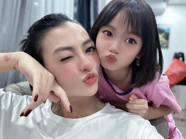 Nhan sắc lên 8 của con gái Hồng Quế xinh xắn, đáng yêu, cách dạy con đặc biệt gây chú ý-1