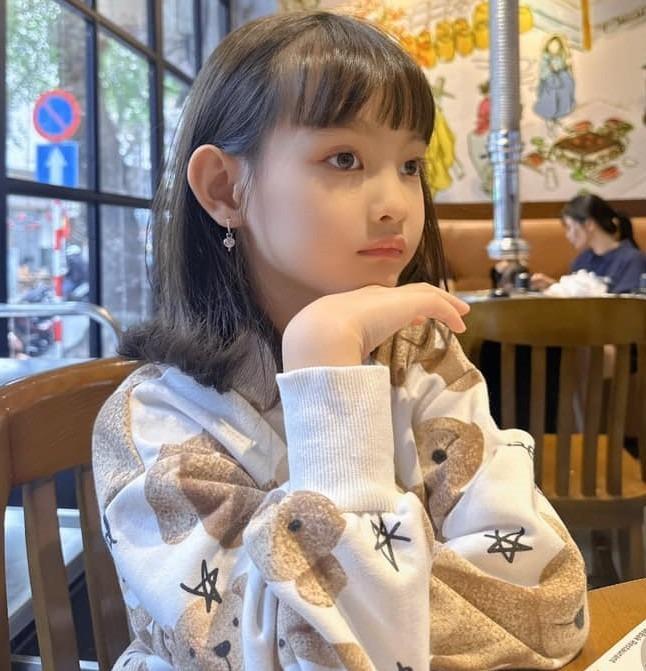 Nhan sắc lên 8 của con gái Hồng Quế xinh xắn, đáng yêu, cách dạy con đặc biệt gây chú ý-2