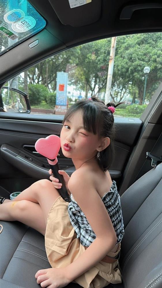 Nhan sắc lên 8 của con gái Hồng Quế xinh xắn, đáng yêu, cách dạy con đặc biệt gây chú ý-4