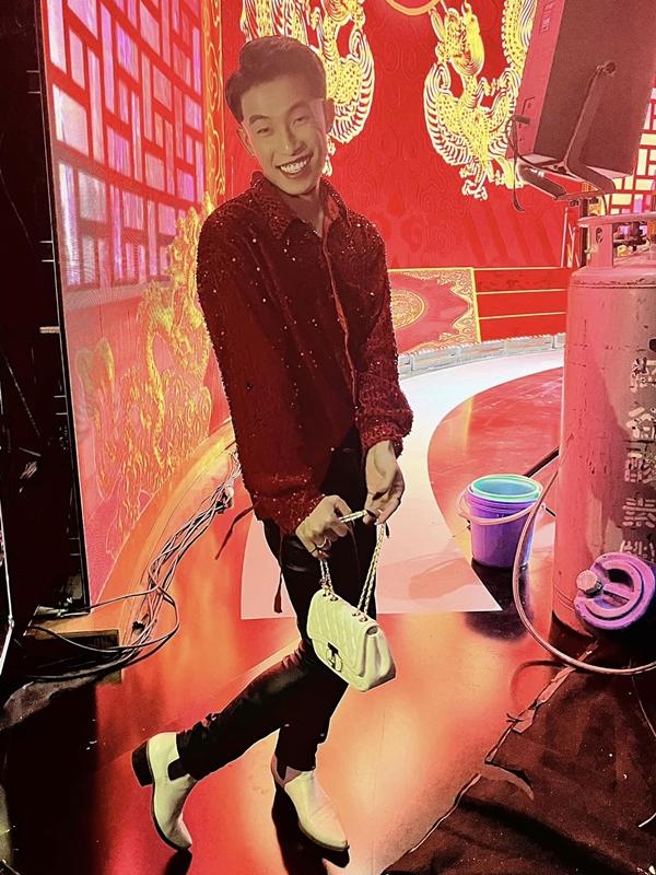 Diễn viên vào vai nhân vật đồng tính ẻo lả ở Táo Quân 2024 là ai?-4