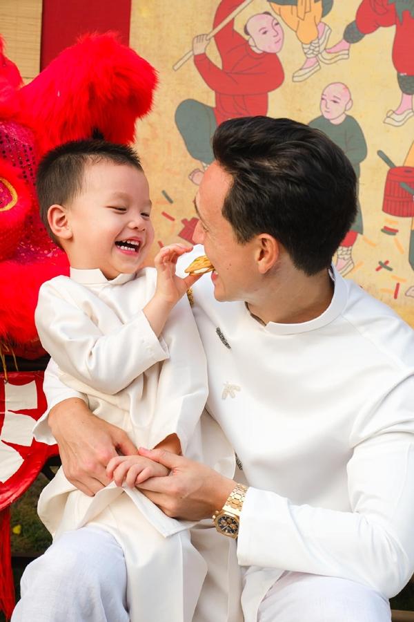 Nhóc tì nhà Hồ Ngọc Hà, Khánh Thi chiếm sóng bố mẹ trong bộ ảnh Tết-3