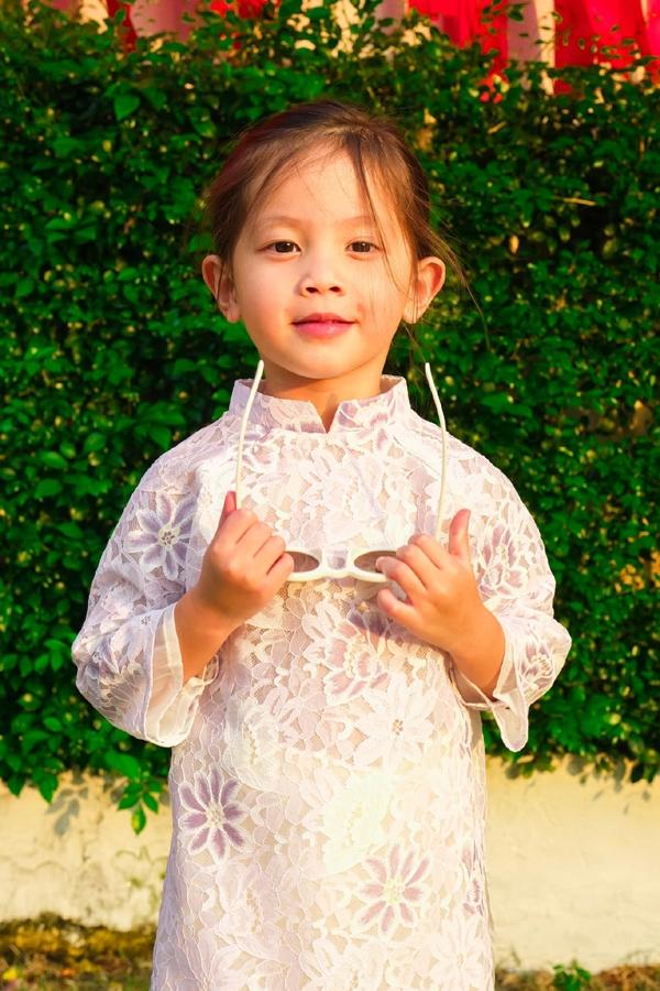 Nhóc tì nhà Hồ Ngọc Hà, Khánh Thi chiếm sóng bố mẹ trong bộ ảnh Tết-4