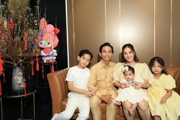 Nhóc tì nhà Hồ Ngọc Hà, Khánh Thi chiếm sóng bố mẹ trong bộ ảnh Tết-7