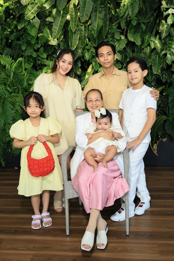 Nhóc tì nhà Hồ Ngọc Hà, Khánh Thi chiếm sóng bố mẹ trong bộ ảnh Tết-10