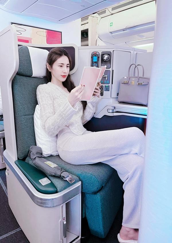 Vợ chồng Thủy Tiên - Công Vinh du xuân đầu năm nhưng nhan sắc con gái mới thật sự gây chú ý-2