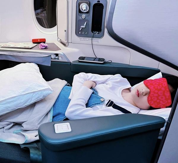 Vợ chồng Thủy Tiên - Công Vinh du xuân đầu năm nhưng nhan sắc con gái mới thật sự gây chú ý-7