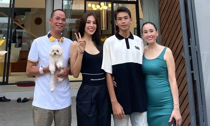 Em trai cao 1m80 của Tiểu Vy hiếm hoi lộ diện, nhan sắc cực phẩm chuẩn soái ca khi bước sang tuổi 15-6