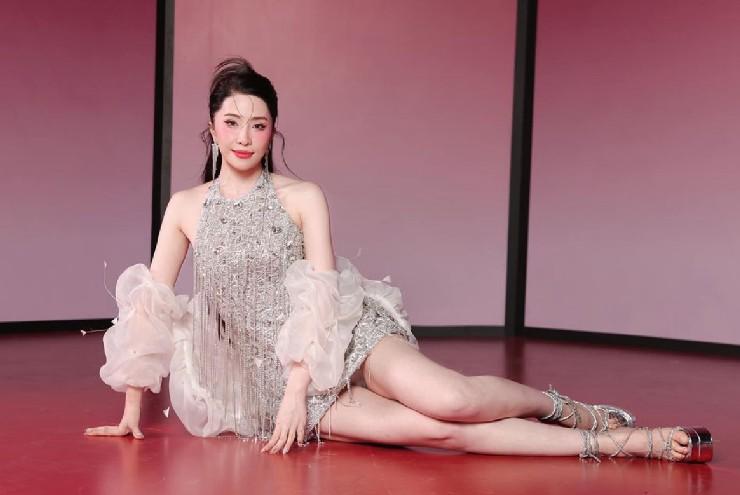 Váy áo quyến rũ khoe hình thể của 2 nữ diễn viên tuổi rồng: Quỳnh Nga, Hoàng Thùy Linh-1