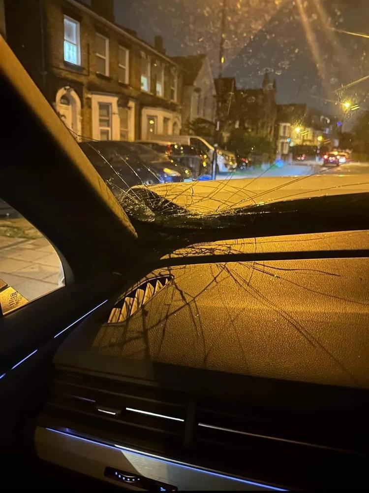 Nam ca sĩ Vbiz gặp tai nạn giao thông ngay mùng 1 Tết, ô tô hư hỏng nặng-3