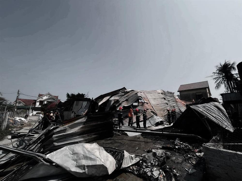 Kho chứa phế liệu bị thiêu rụi trong trưa mùng 3 Tết-2