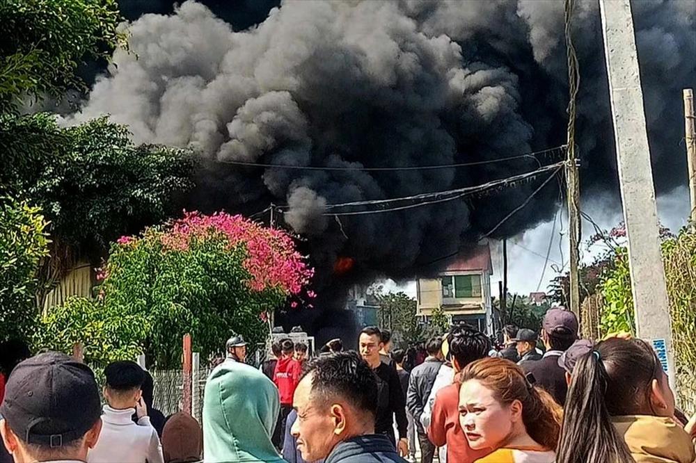 Kho chứa phế liệu bị thiêu rụi trong trưa mùng 3 Tết-1