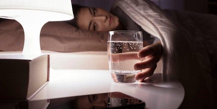Uống nước ấm trước khi ngủ có tác dụng gì?-1