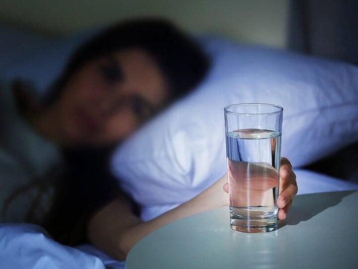 Uống nước ấm trước khi ngủ có tác dụng gì?-2