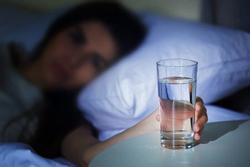 Uống nước ấm trước khi ngủ có tác dụng gì?