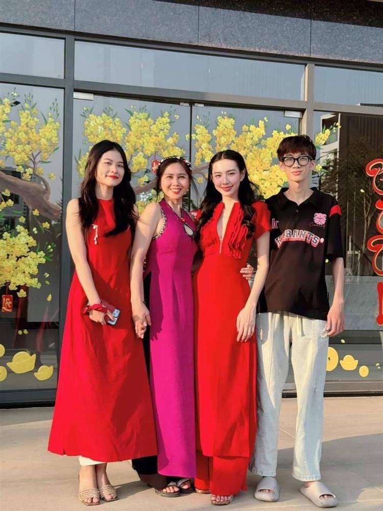 Đỗ Mỹ Linh và chồng mặc áo dài du xuân-4