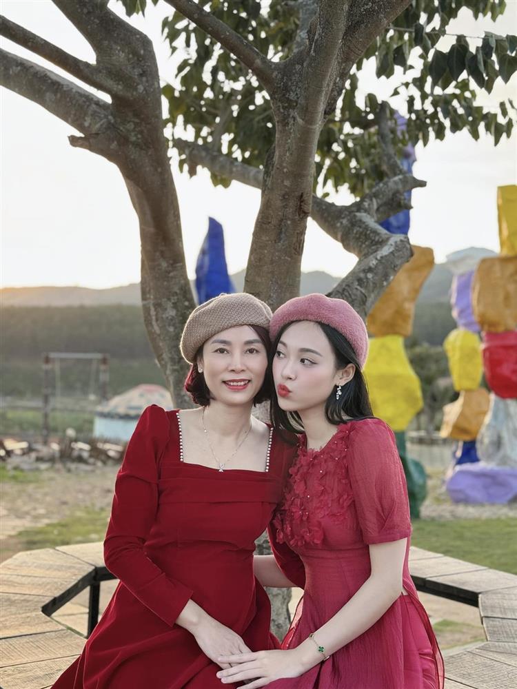 Đỗ Mỹ Linh và chồng mặc áo dài du xuân-6