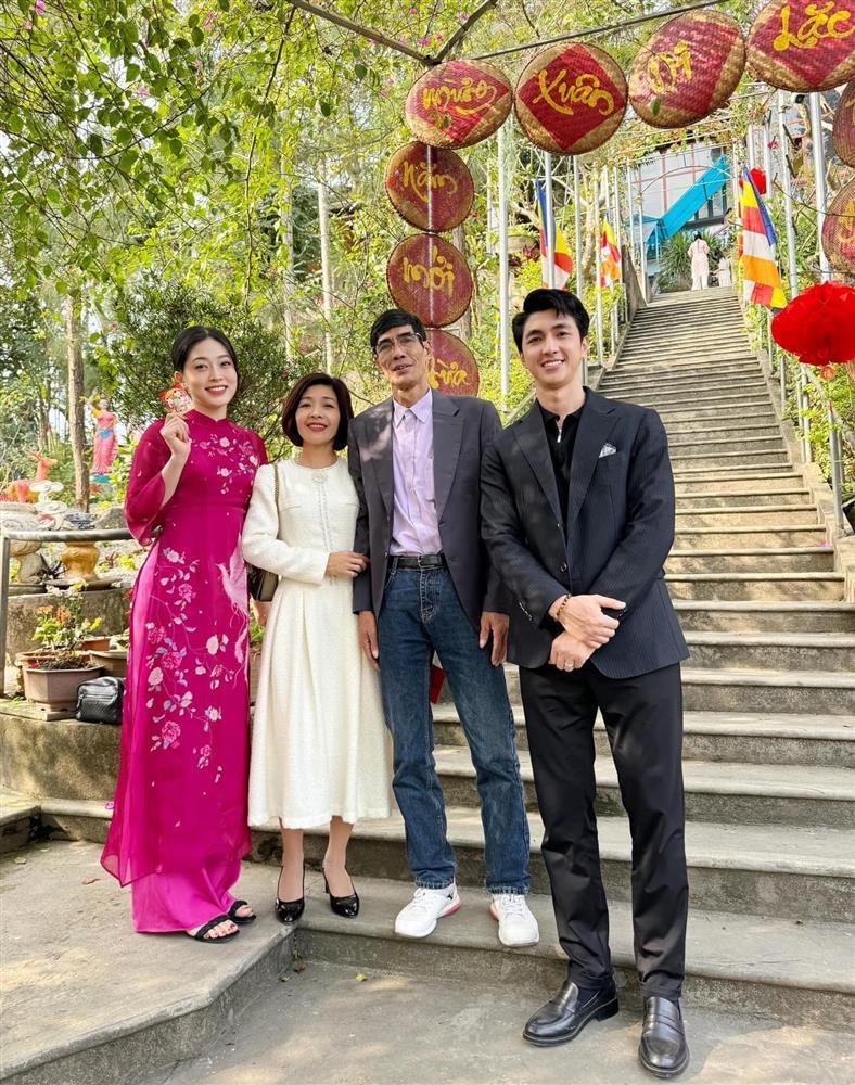 Đỗ Mỹ Linh và chồng mặc áo dài du xuân-7