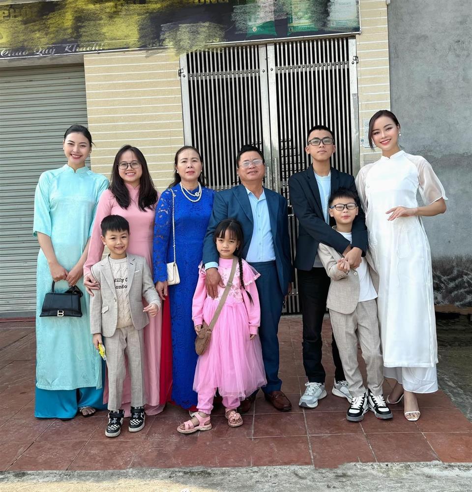 Đỗ Mỹ Linh và chồng mặc áo dài du xuân-8