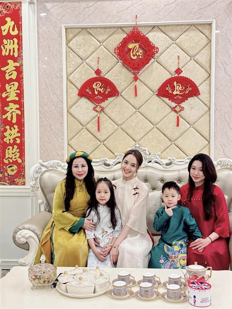 Đỗ Mỹ Linh và chồng mặc áo dài du xuân-11