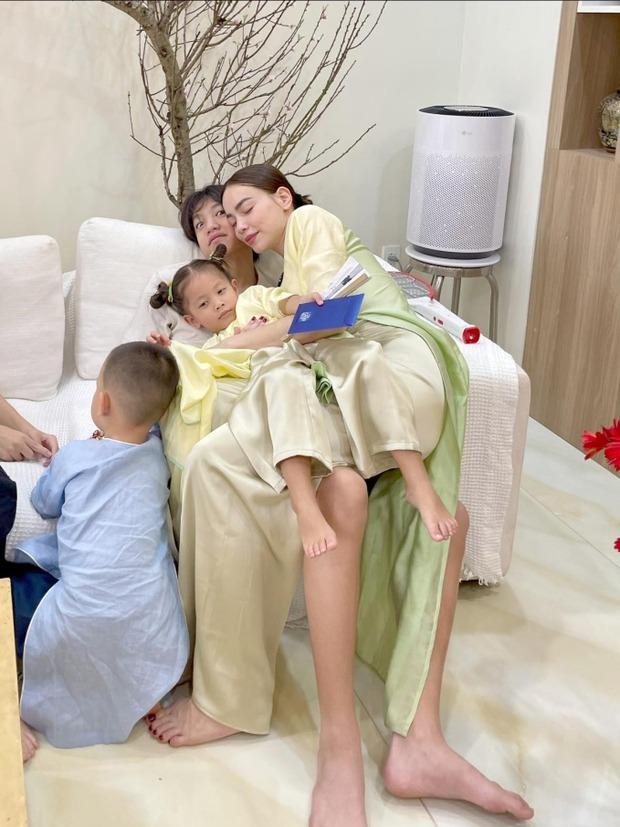 Hồ Ngọc Hà khoe khoảnh khắc độc lạ bên các nhóc tỳ ngày Mùng 3, biểu cảm Subeo gây thích thú-1