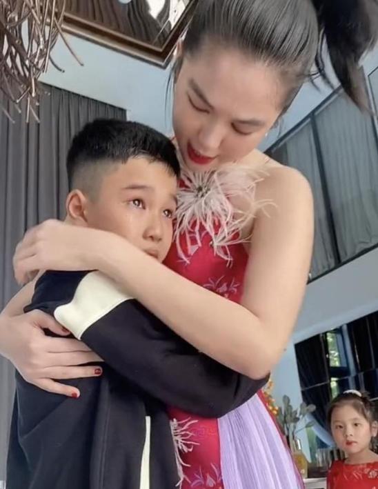 Hé lộ số tiền Ngọc Trinh lì xì cho 11 đứa cháu nhân dịp Tết, dân mạng không khỏi bất ngờ trước độ chịu chơi của cô nàng-2