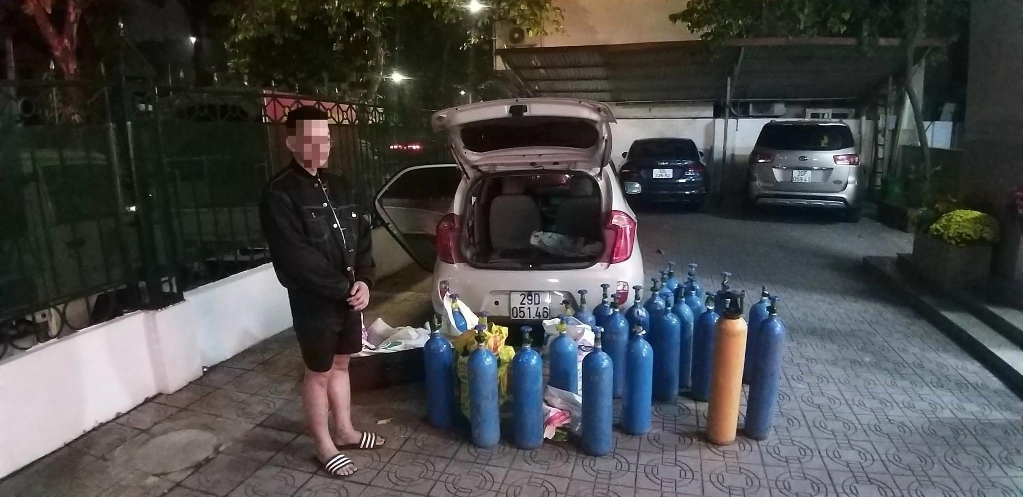 Chở 25 bình khí cười vào đêm mùng 3 Tết, thanh niên bị 141 mời về đồn-2