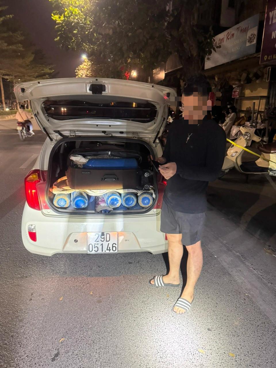 Chở 25 bình khí cười vào đêm mùng 3 Tết, thanh niên bị 141 mời về đồn-1