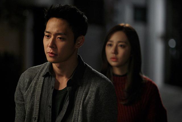 Kiếm cớ ở lại nhà bạn gái ngủ tôi tình cờ thấy tờ giấy lạ dưới giường, tò mò nhìn qua thì điếng người-1