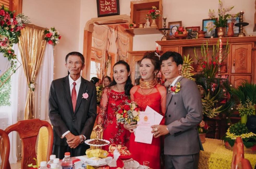 Cuộc sống ít ai biết của cô dâu nhận 14 cây vàng, sổ đỏ 4 tỷ đồng gây bão khắp cõi mạng sau hơn 3 năm-2