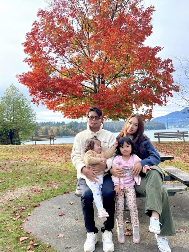 Việt kiều Canada bị tạt axit, cắt gân chân lần đầu tiên lộ diện với gương mặt không đeo khẩu trang-2